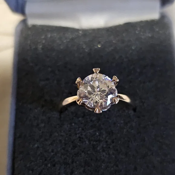 Elegant Gold Solitaire Ring - Picture 1 of 5